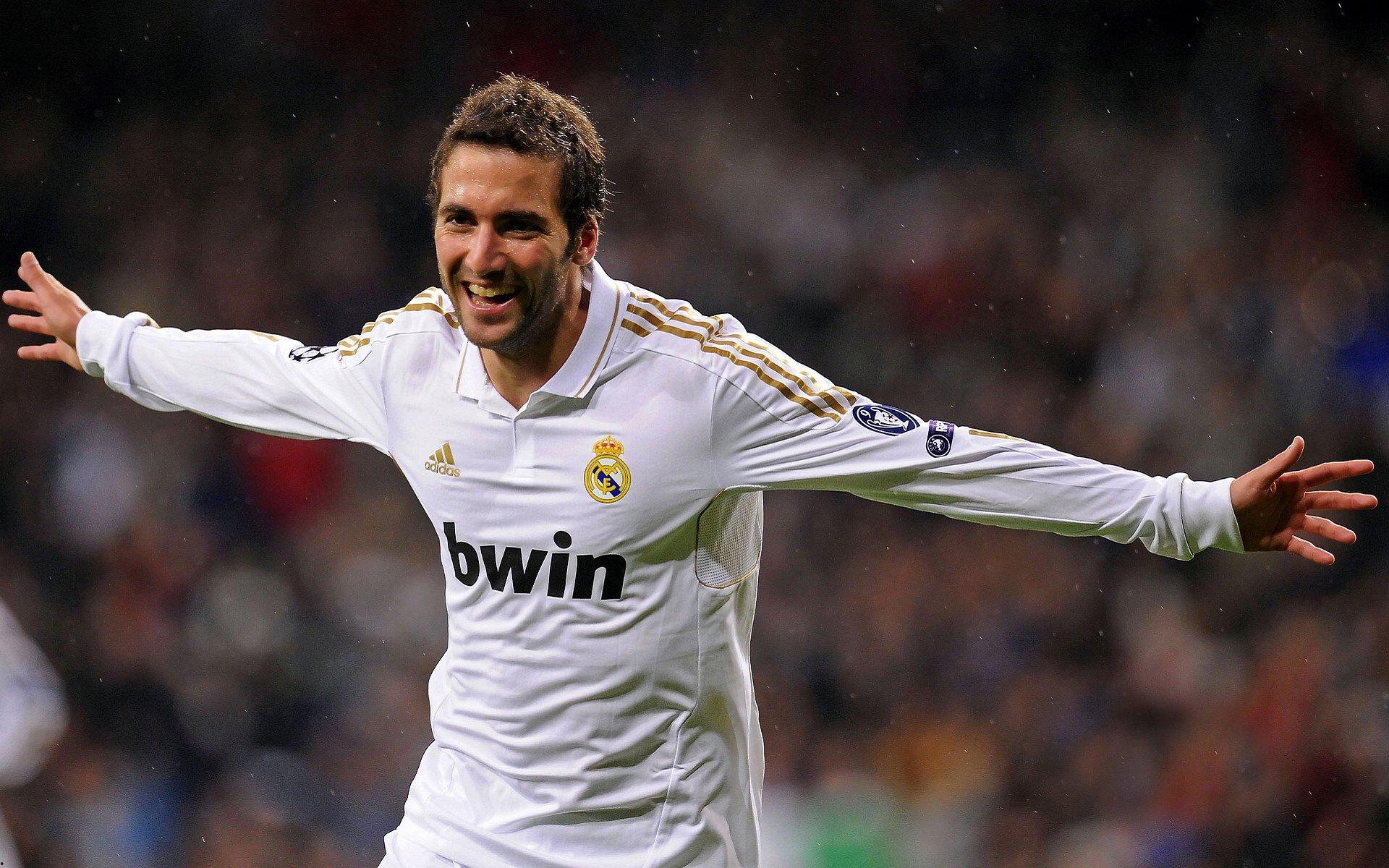 曼联锁定新中场目标，巴黎愿出售乌加特！转会谈判已启动