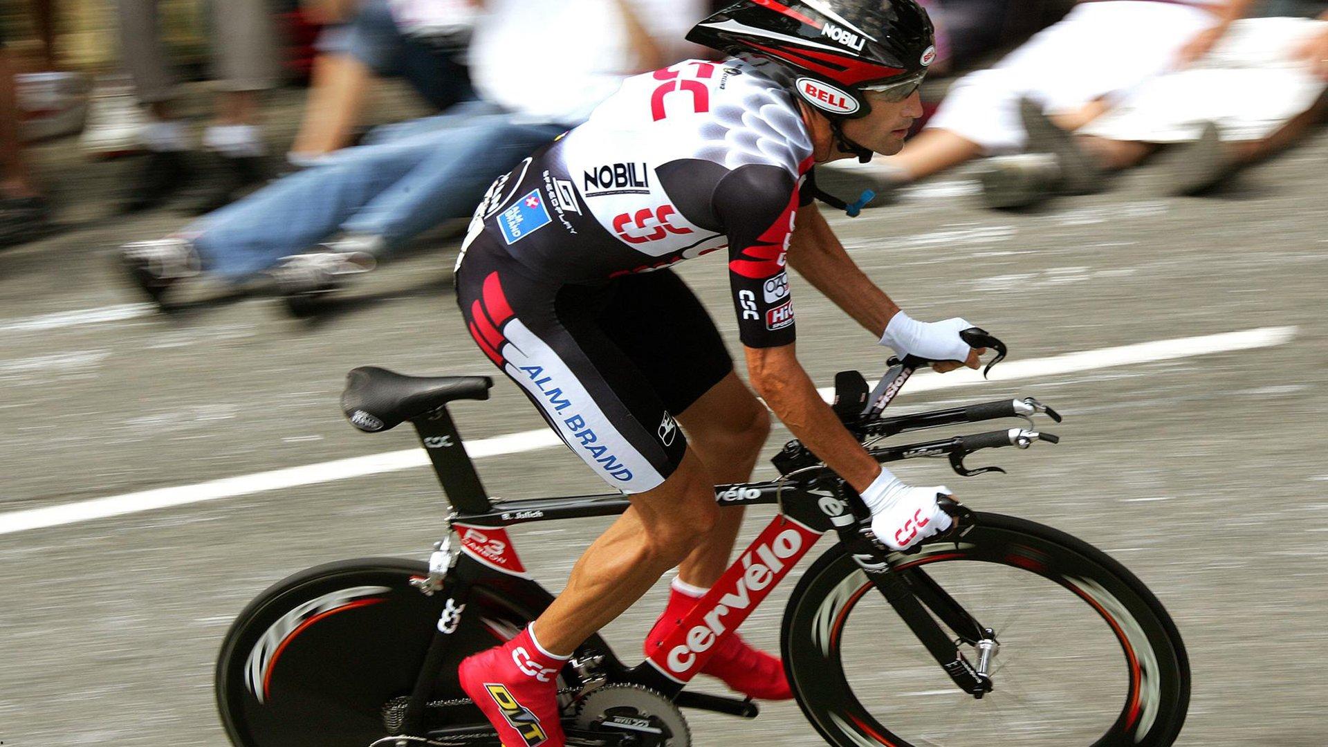 滕哈赫，曼联需再引进四到五名球员，方有望冲击德甲前四